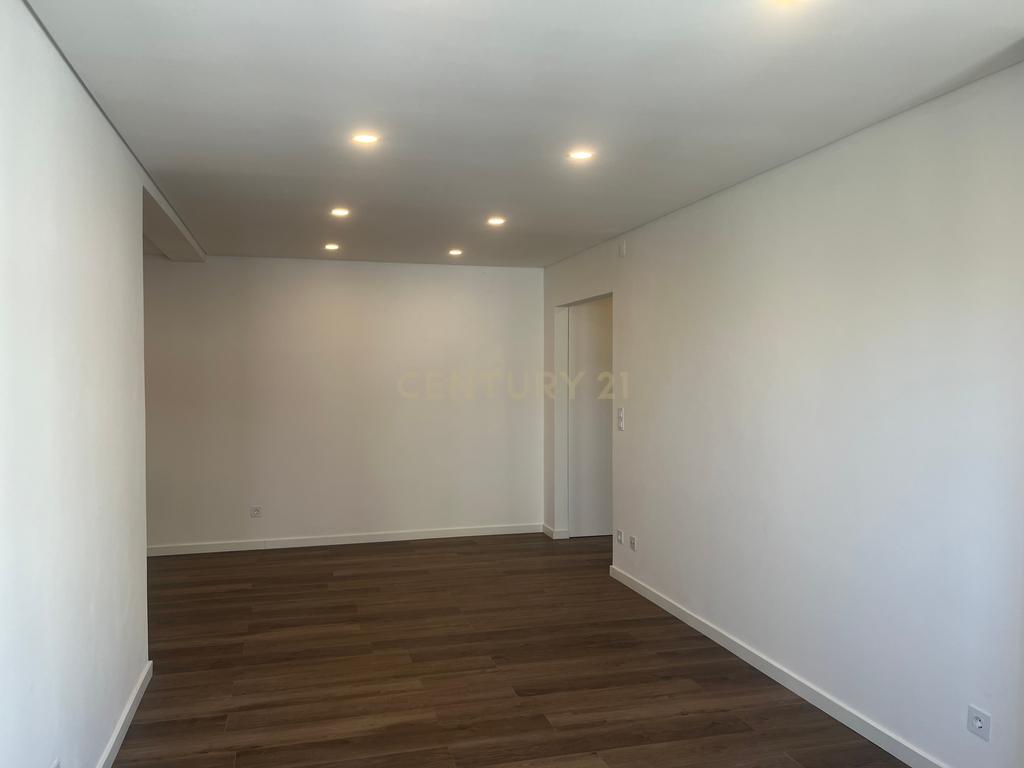 Apartamento T2 totalmente Remodelado. - Image 5