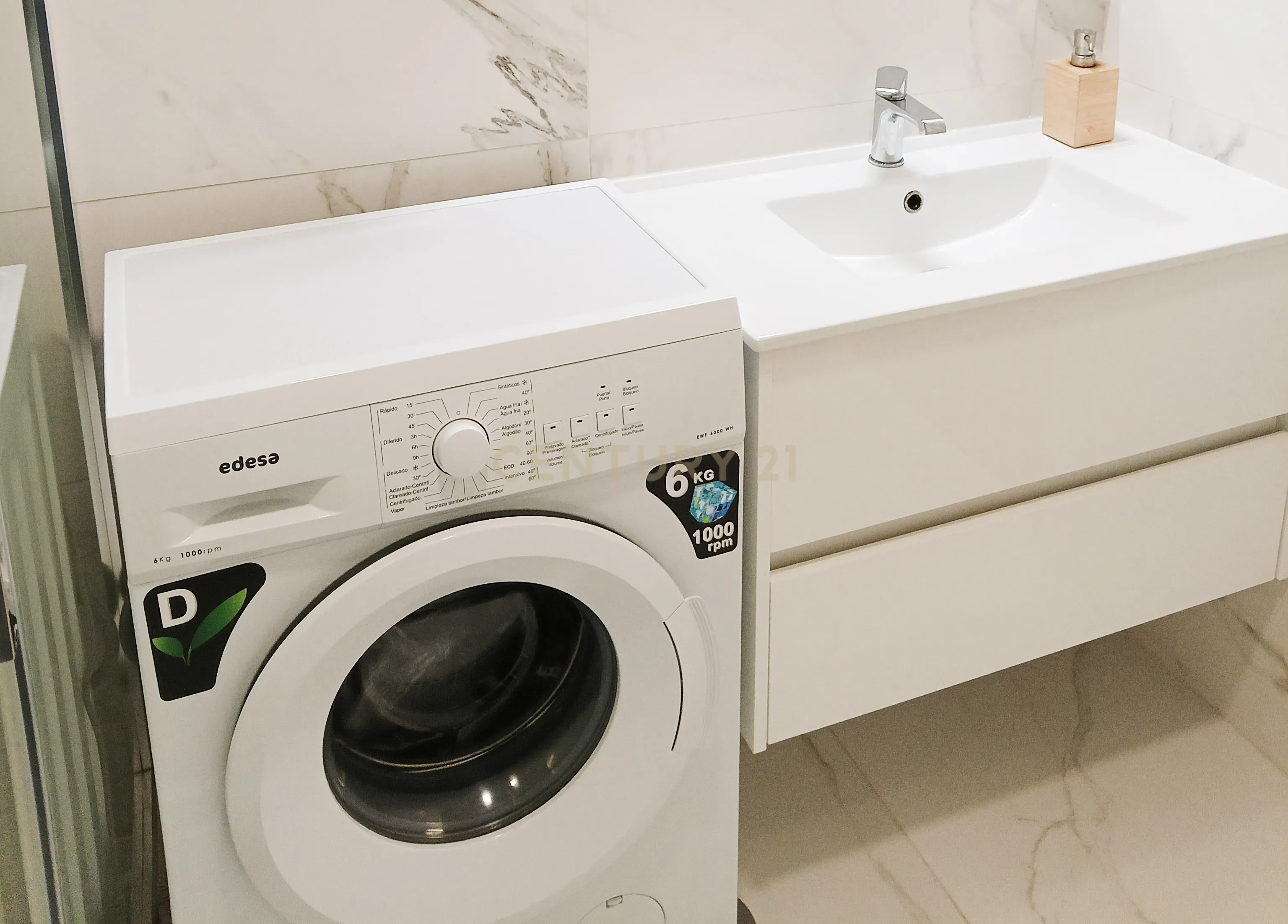 Apartamento T0 Mobilado com varanda - Zona central de Aveiro - Image 5