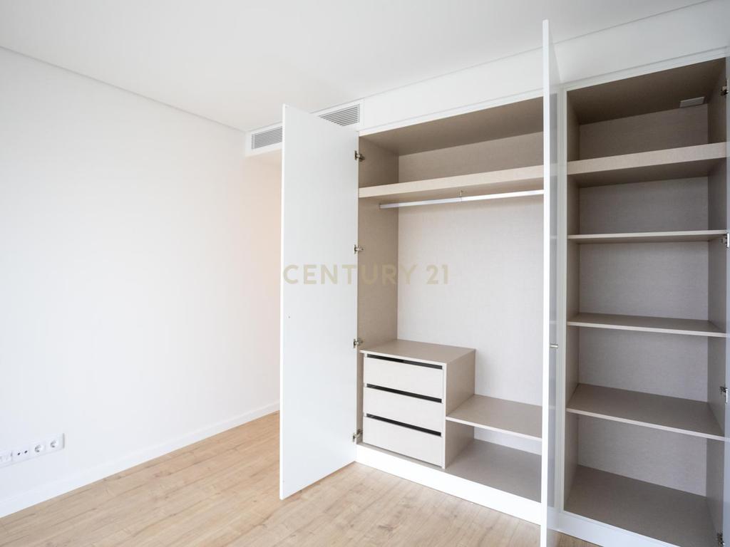 Apartamento T2 com estacionamento e piscina - Areeiro - Image 11