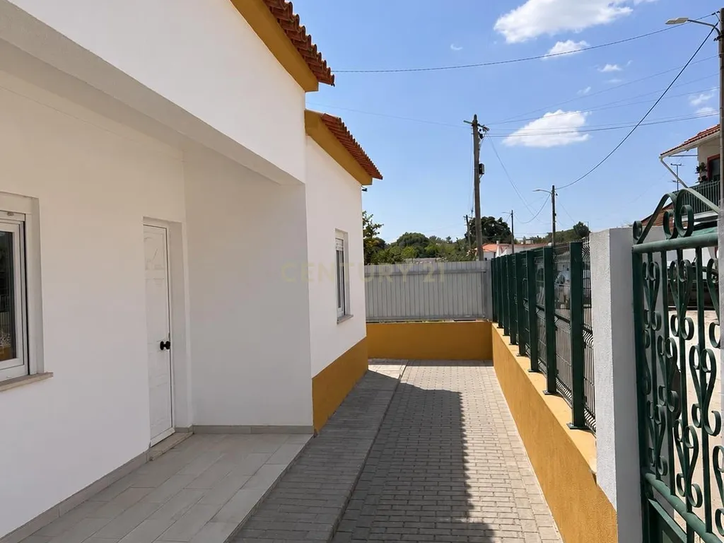 Duas moradias remodeladas com amplos espaços exteriores na Fajarda, Coruche - Image 14