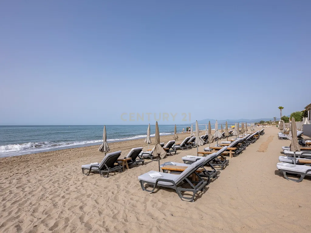 Oportunidade em Marbella: Propriedade nua de casa com jardim a poucos metros da praia - Image 28