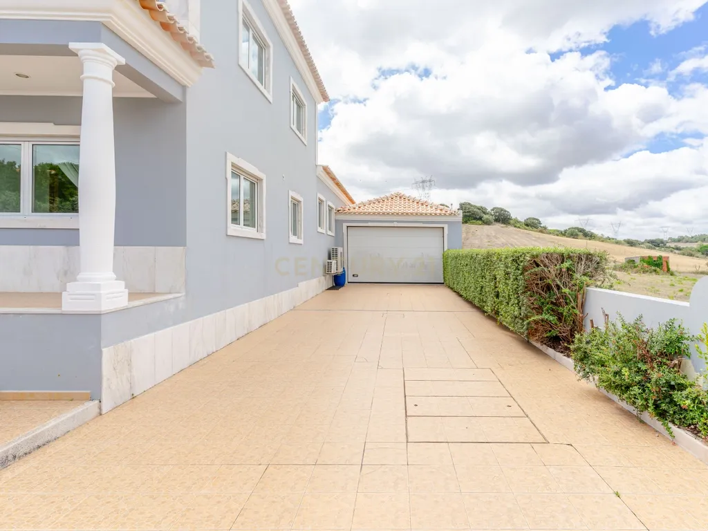 Moradia T4 com Piscina | 426 m² de Construção e Lote de 1.000 m² | Arruda dos Vinhos - Image 50