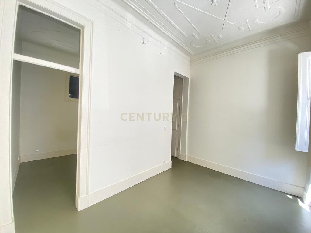 Apartamento T2 no centro de Lisboa - São Vicente, com um pequeno logradouro. - Image 3