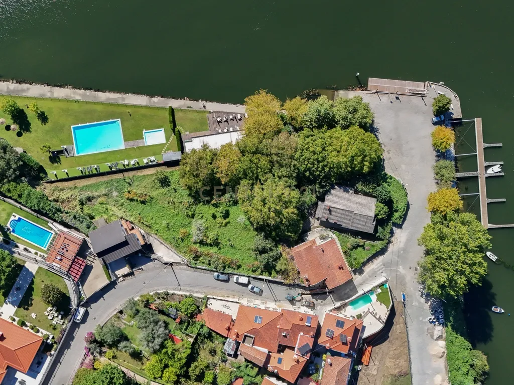 Moradia Térrea V3 na primeira linha dos Rios Douro e Tâmega com amplo jardim e garagem - Image 3