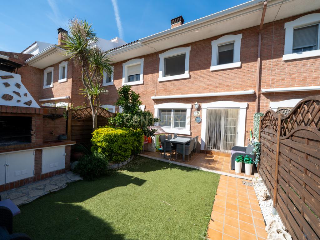 Apresentamos-lhe uma magnífica moradia em Cambrils — perfeita para quem procura conforto, estilo e excelente qualidade de vida na Costa Dourada. - Image 26