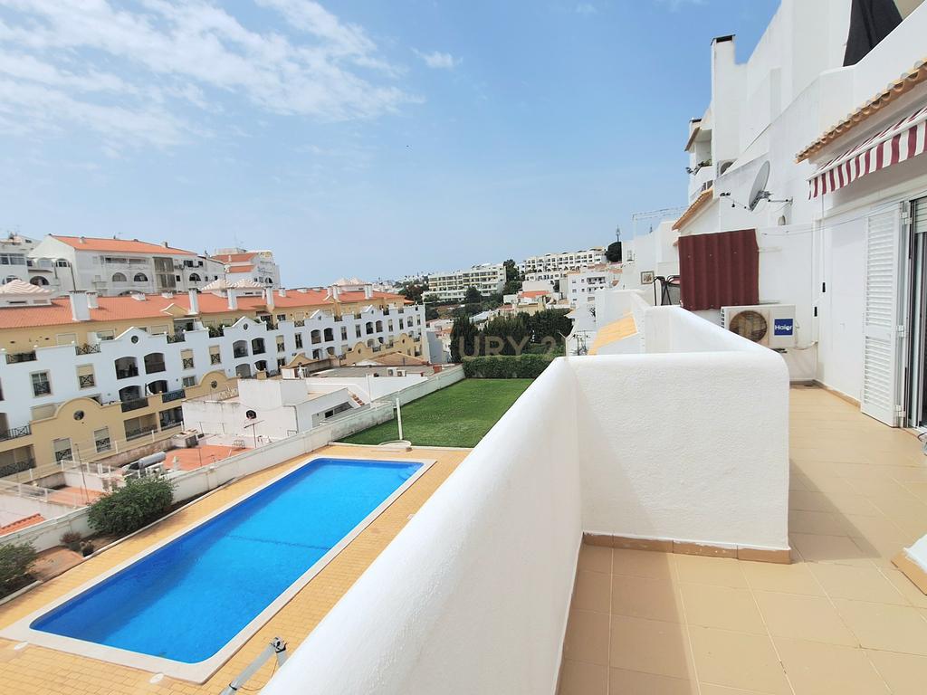 Luminoso Apartamento T2 com Varanda a Sul e Piscina no Centro de Albufeira - Image 1