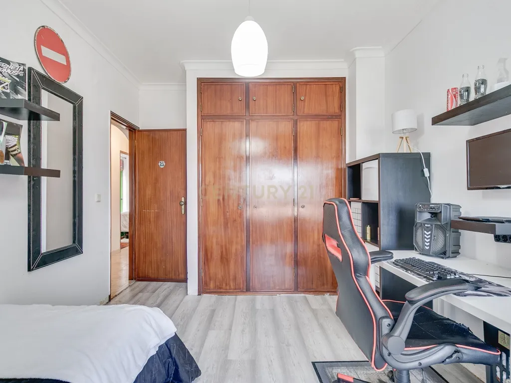 Apartamento T3 com boas áreas, varandas e arrecadação – Rinchoa, Rio de Mouro - Image 14