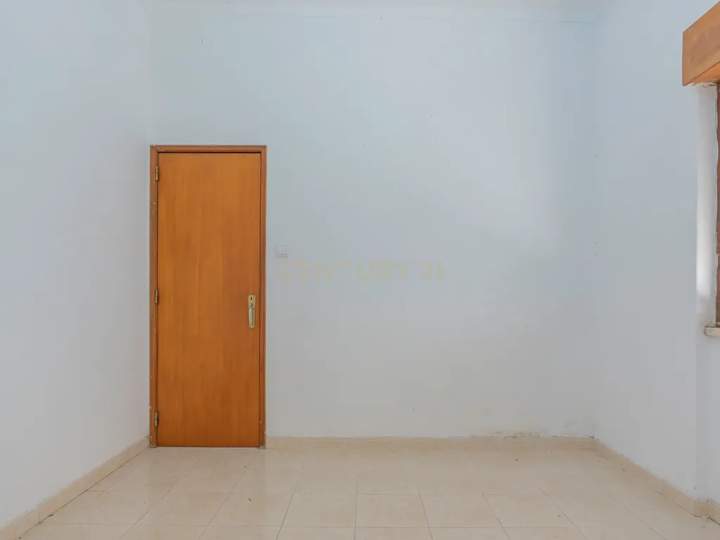 Moradia Isolada com Terreno de 1041 m² – Um Mundo de Possibilidades! - Image 26