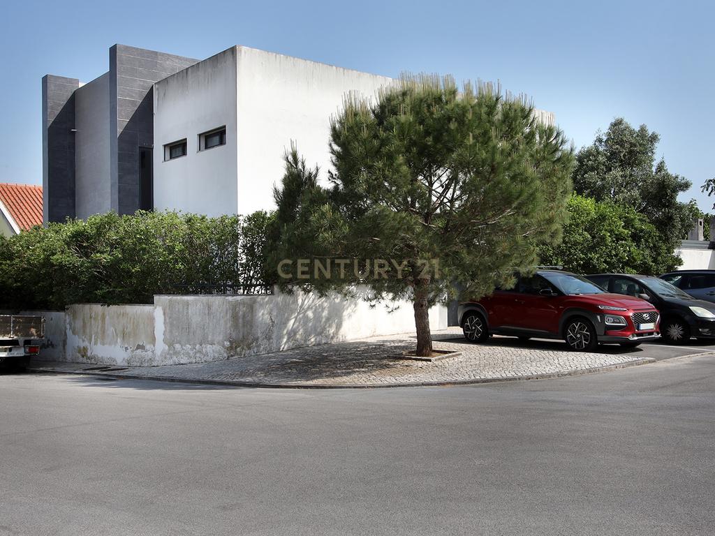 Moradia Isolada T4 Moderna com Piscina Privada, Jardim e Garagem Ampla na Pontinha - Image 48