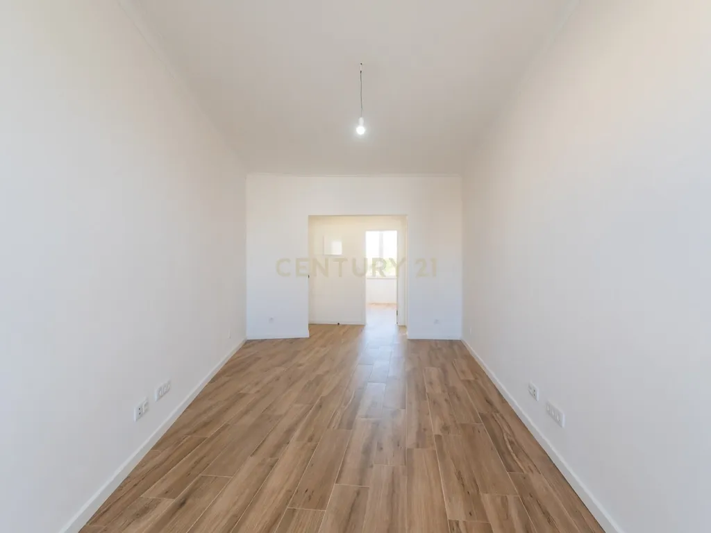 T2 Totalmente Renovado em Mem Martins, Excelente Localização - Image 6