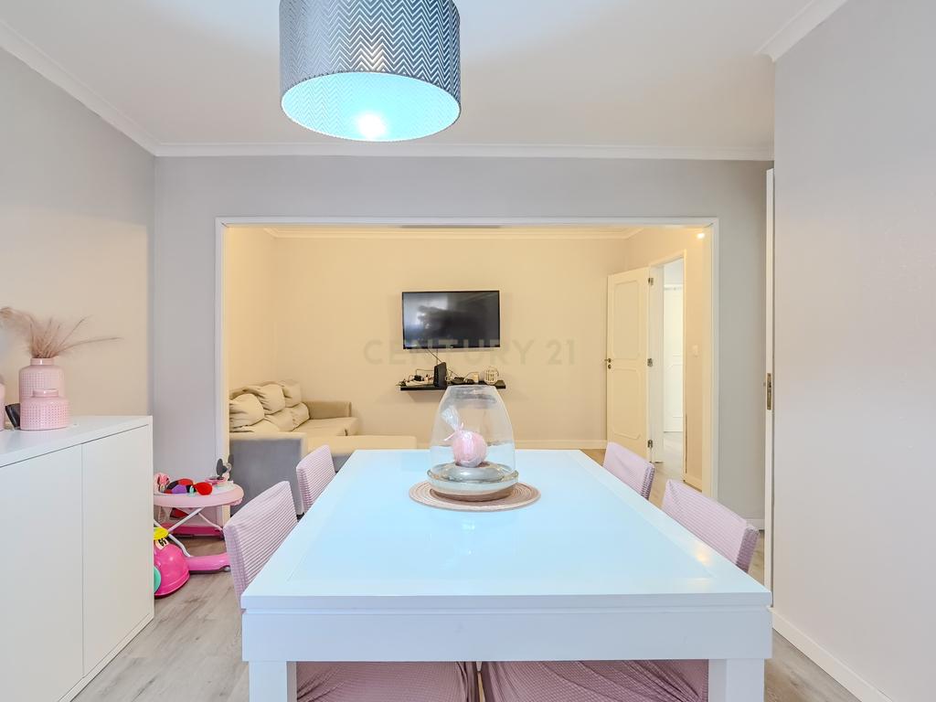 Apartamento T2, de 2 frentes, localizado em Rio Tinto, com Sótão e Garagem Box - Image 3