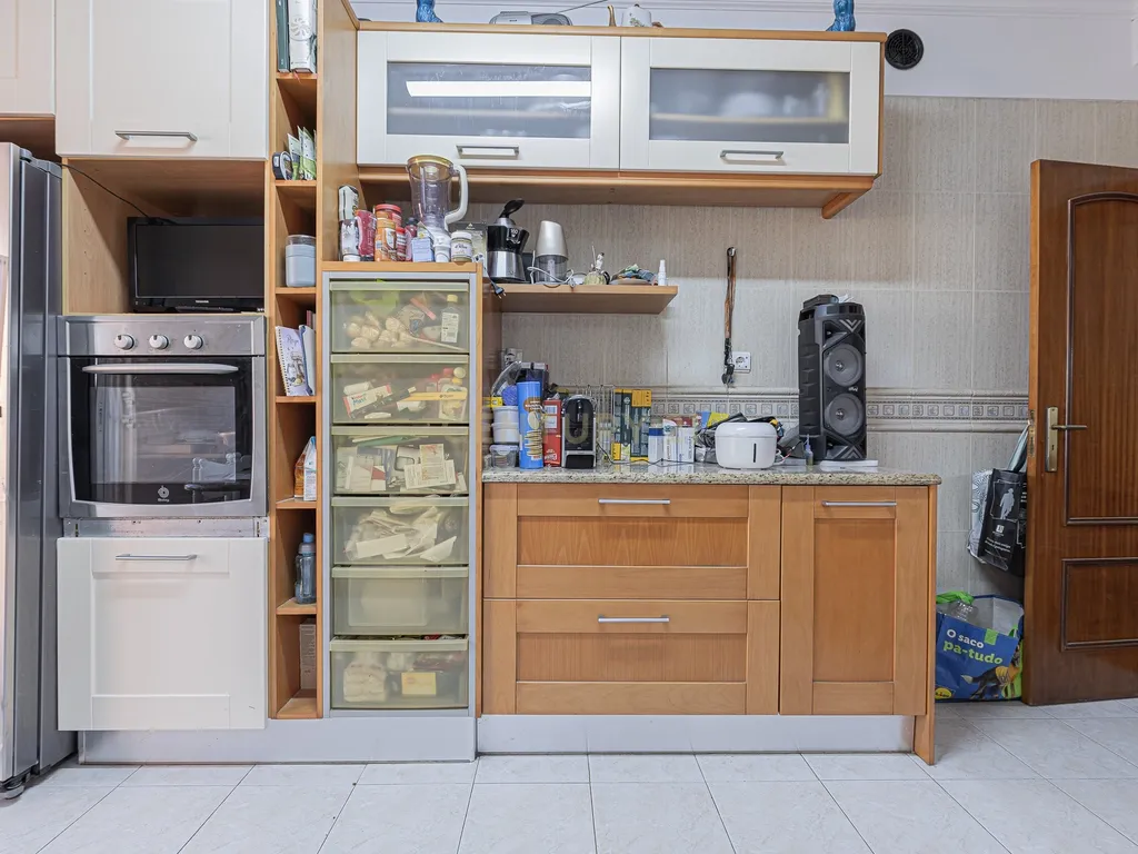 Moradia T4 com 3 Pisos + Sótão e Garagem — Famões - Image 19