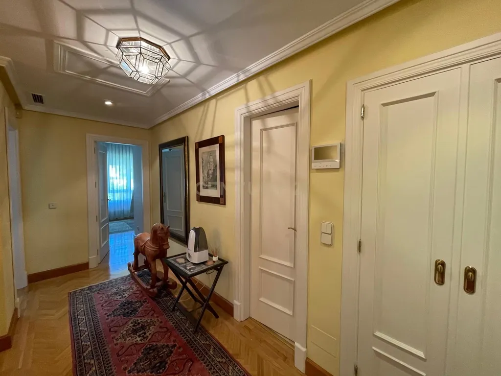 Luxuosa Moradia Renovada em Madrid com Vista para a Cidade - Image 85