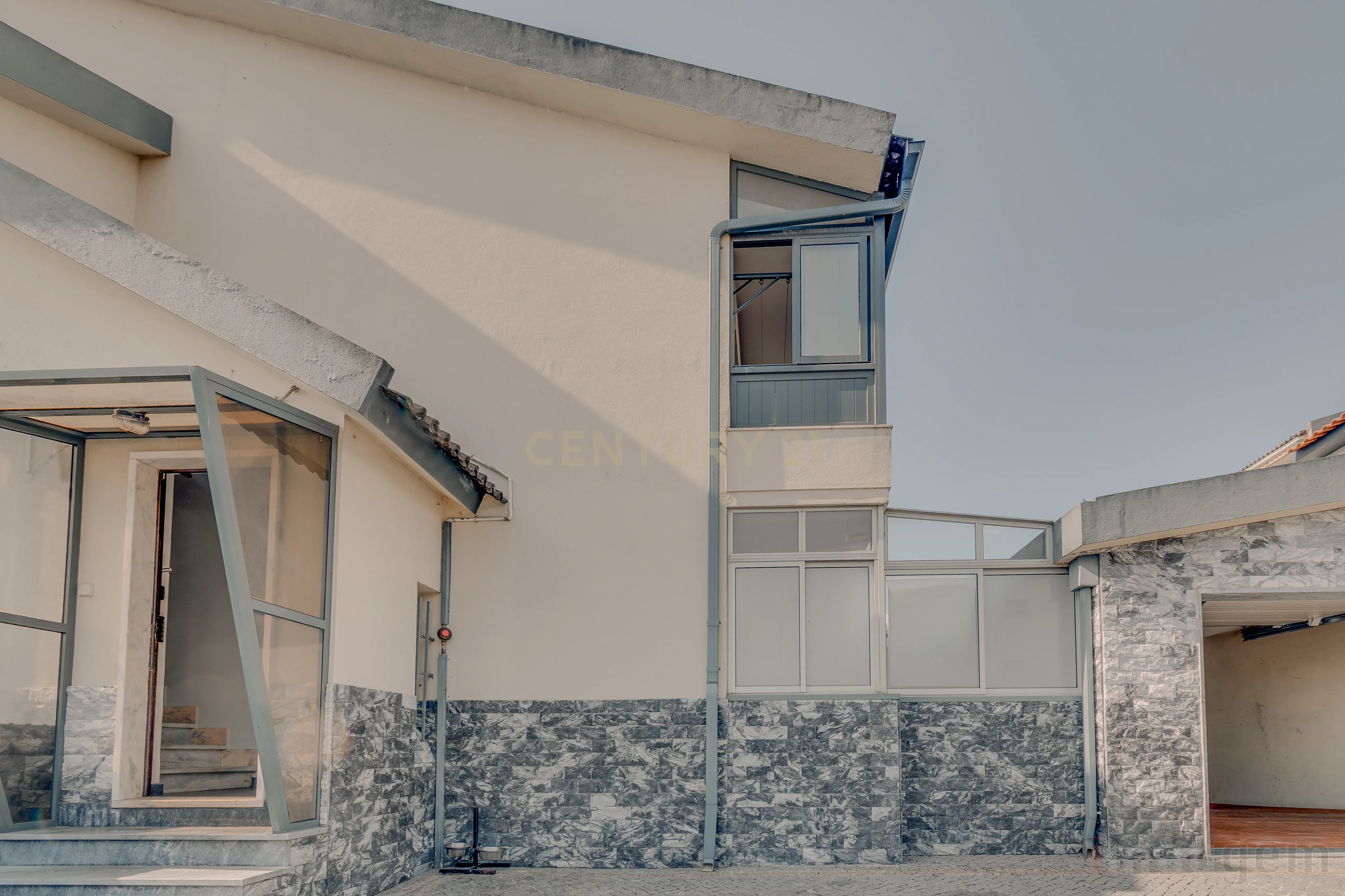 Fotografia 4 de T2+2 Renovado com Sótão, Espaço Exterior e Garagem — Centro de Tires