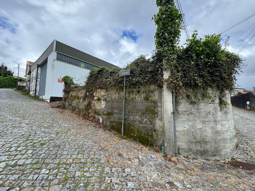 Moradia com 4 quartos, 3 armazéns e muito potencial em Freamunde, Paços de Ferreira - Image 30