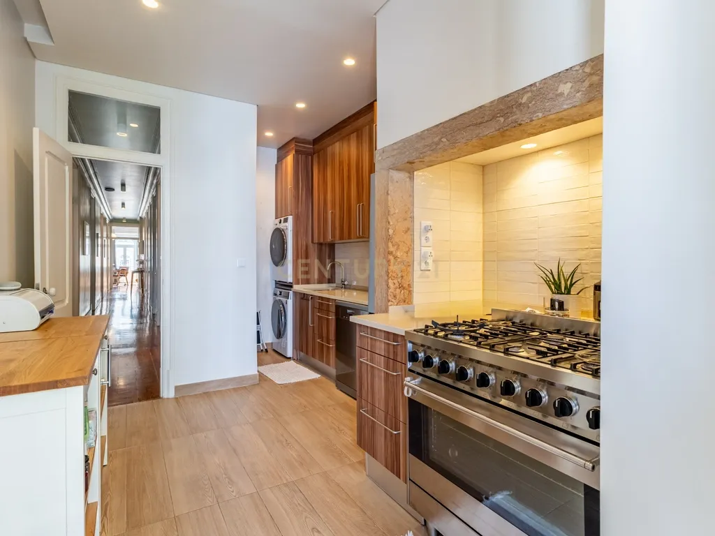 Apartamento T4 Renovado em Santo António, Lisboa — Onde a elegância se sente em cada detalhe - Image 30