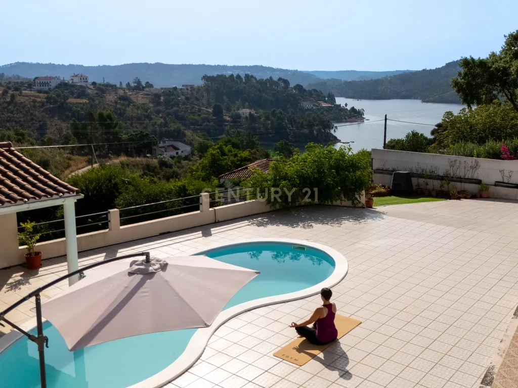 Moradia de Luxo com Vista Panorâmica sobre o Castelo do Bode e Piscina Privada - Image 4