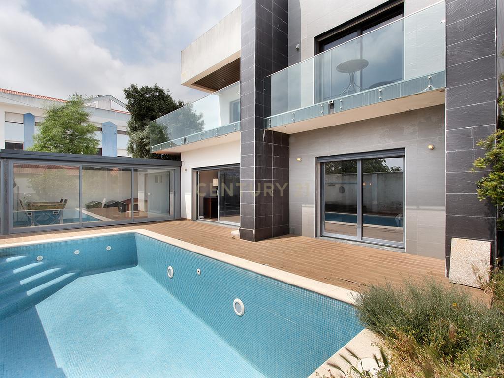 Moradia Isolada T4 Moderna com Piscina Privada, Jardim e Garagem Ampla na Pontinha - Image 1