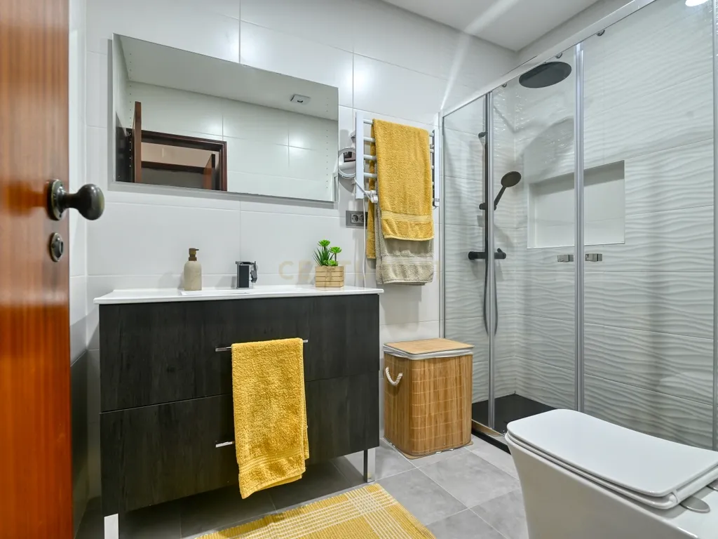 Apartamento T3 semi-remodelado, luminoso e pronto a habitar, na Rinchoa (Sintra). - Image 17