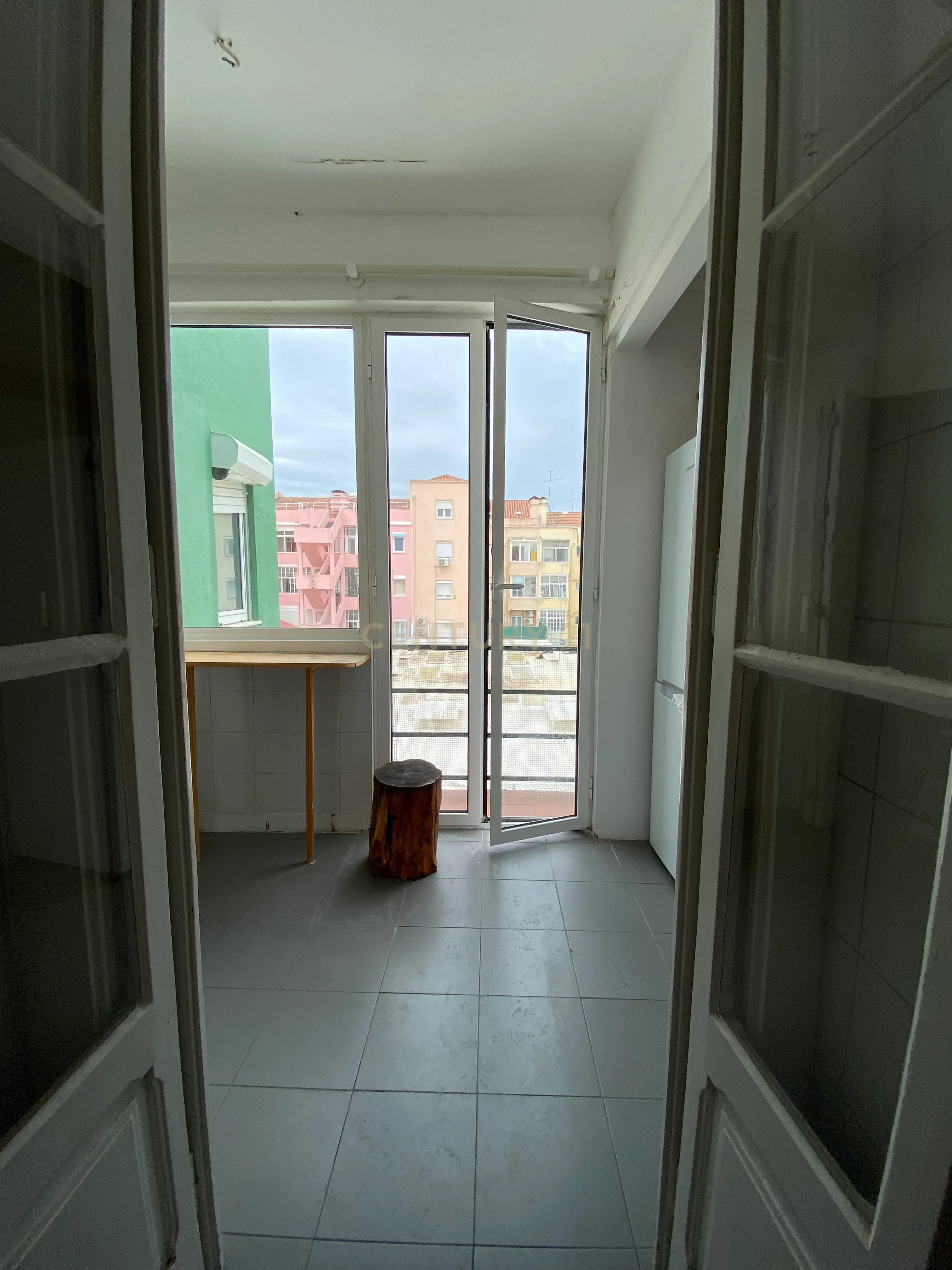T3 com Sótão Remodelado e Terraço – Alcântara - Image 8