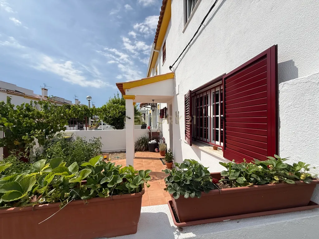 Moradia T4 em Vendas de Azeitão com jardim - Oportunidade - Image 3