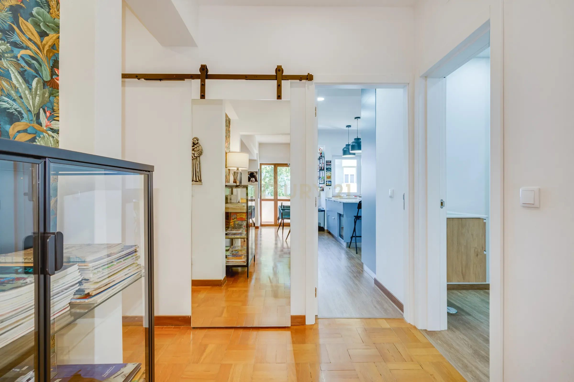 Fotografia 4 de Apartamento T3 | São João do Estoril | 2º Andar | Renovado | 120m² | 2 min Praia | Comboio à Porta