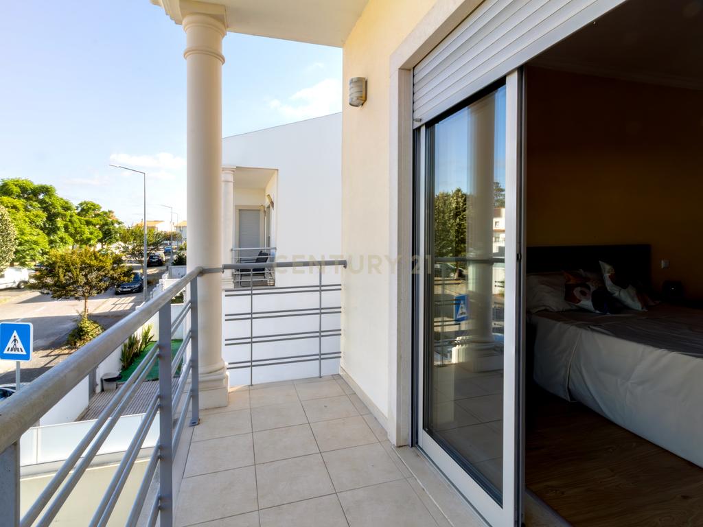 Moradia T4 com Piscina Privativa na Marinha Grande - Image 13