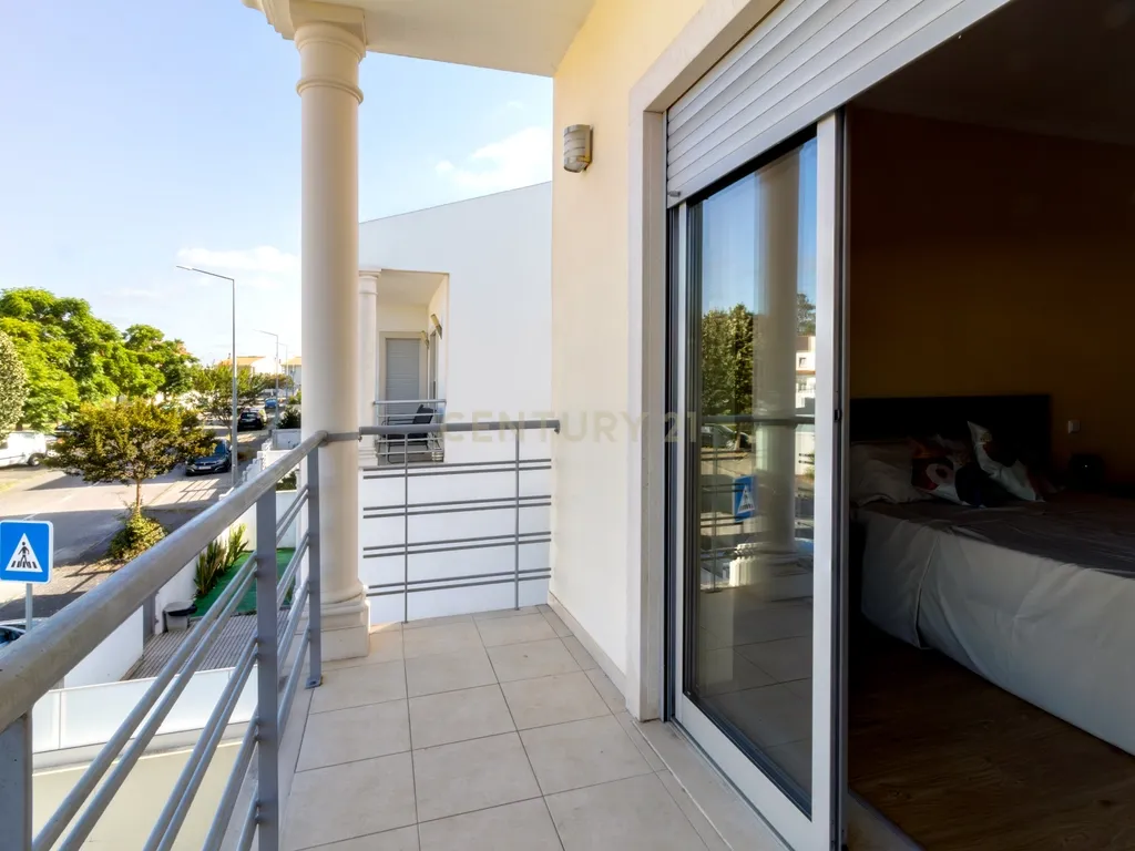 Moradia T4 com Piscina Privativa na Marinha Grande - Image 13