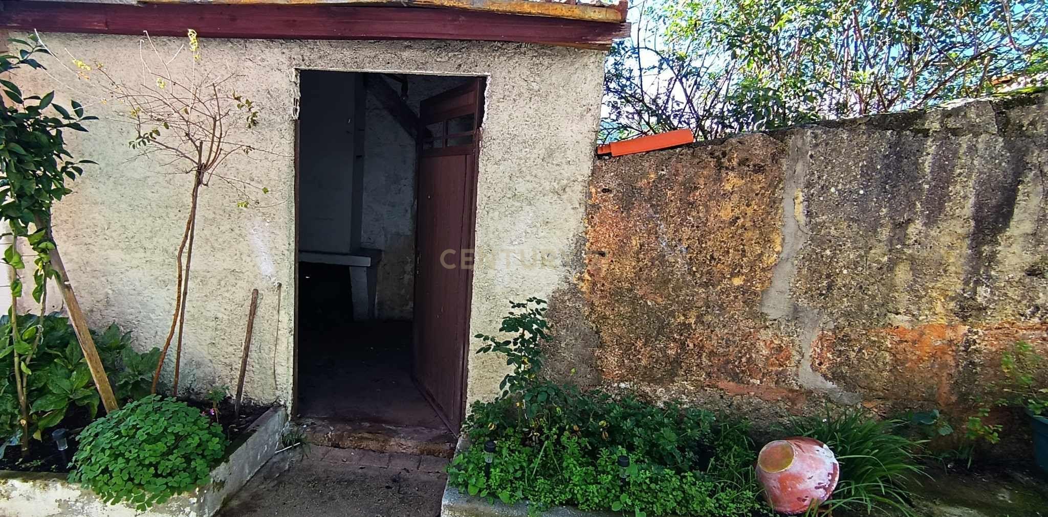 Casa geminada de dois pisos com reabilitação parcial em Vidago / Chaves - Image 12