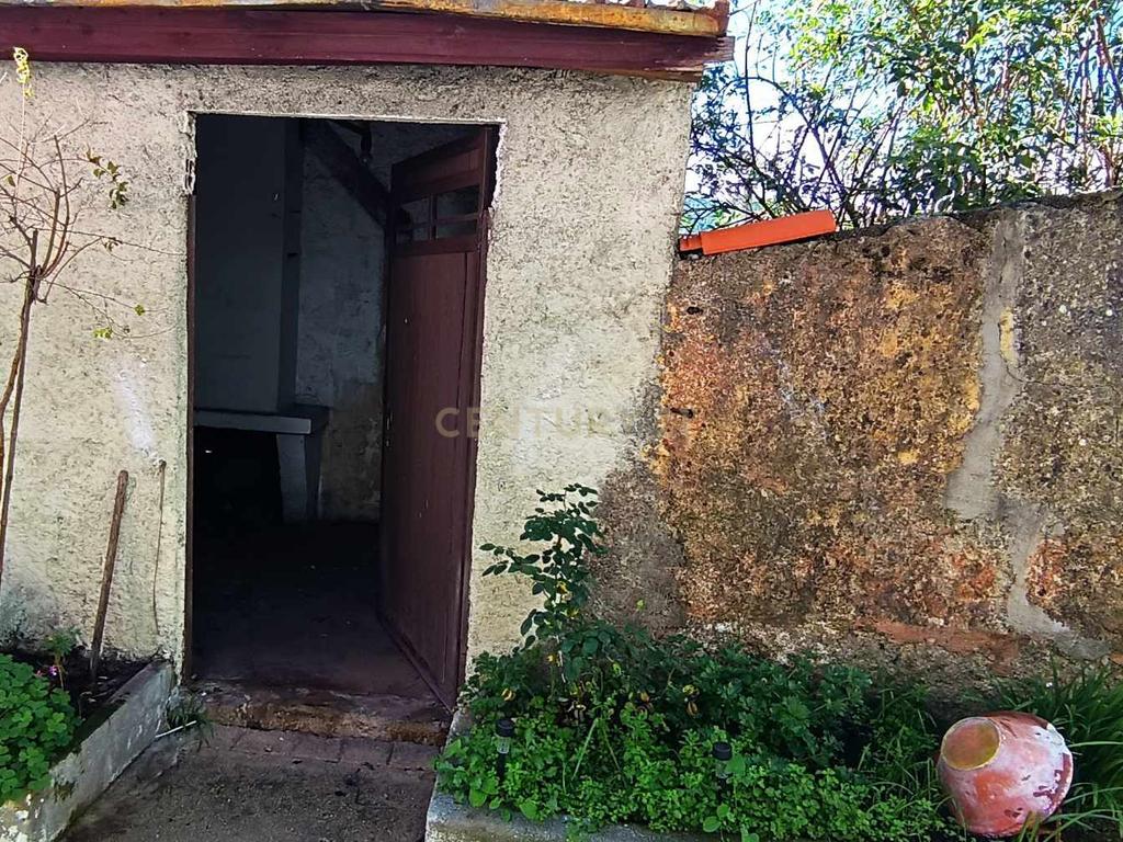 Casa geminada de dois pisos com reabilitação parcial em Vidago / Chaves - Image 4