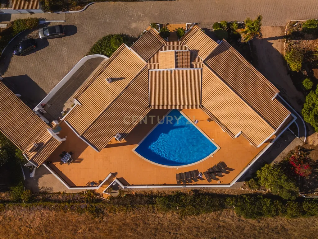 Moradia T4 com vista mar, piscina, jardim, garagem e espaços de lazer - Image 27