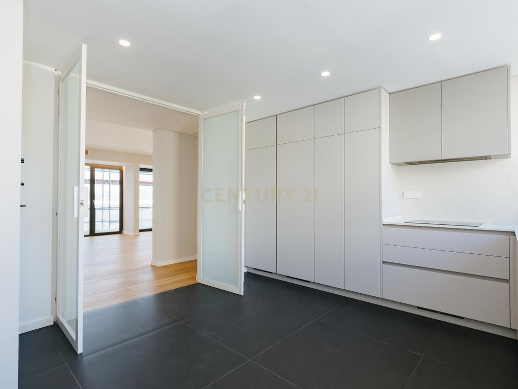 Apartamento Duplex T4 Novo na Rua Bartolomeu Dias, em Belém – conforto, modernidade, luz natural e espaço em Belém - Image 7