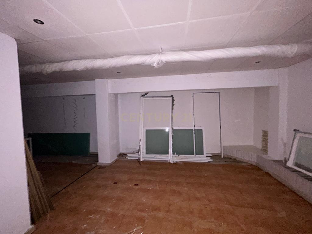 Loja Comercial em Renovação com Terraço e Vista para a Cidade - Image 13