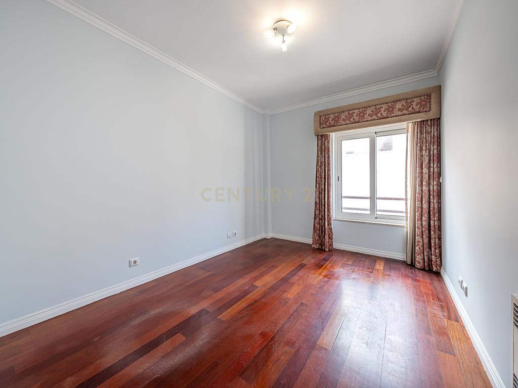 Espaçoso T4 em Lumiar, Lisboa - Oportunidade Única! - Image 16