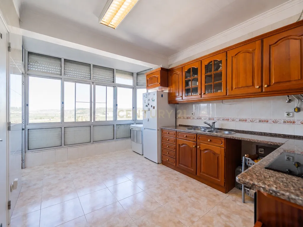 Apartamento T2 com espaço exterior Privativo em Zona Tranquila de Loures. - Image 14