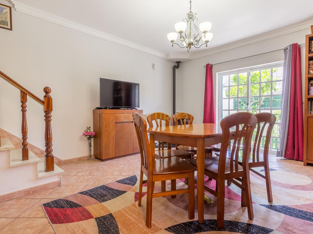 Moradia Geminada T3 com Jardim e Terraço na Quinta do Conde - Image 11