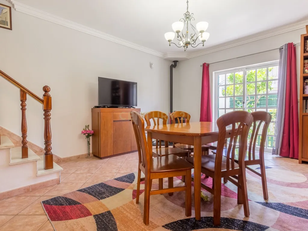Moradia Geminada T3 com Jardim e Terraço na Quinta do Conde - Image 11