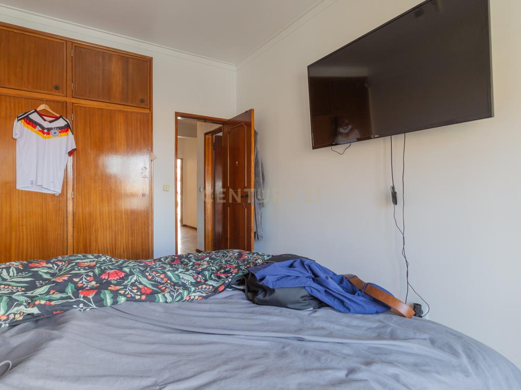 Apartamento T4 convertido em T3 - Centro do Barreiro - Image 21