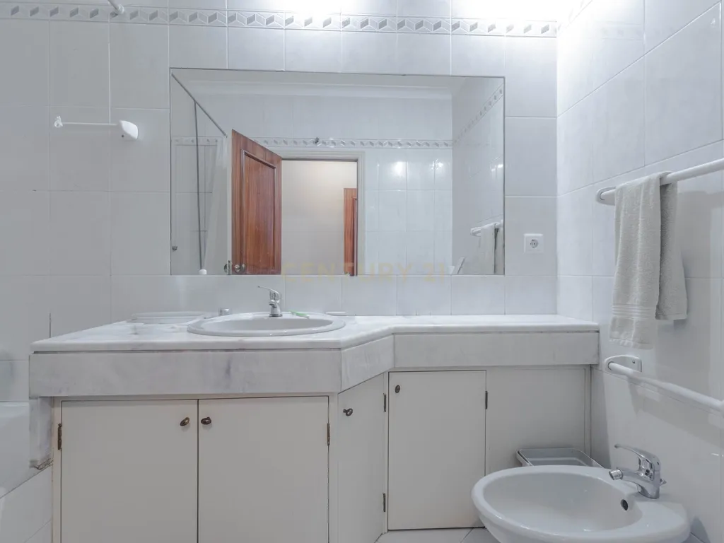 Excelente Apartamento T2 na Travessa das Condominhas - Image 25