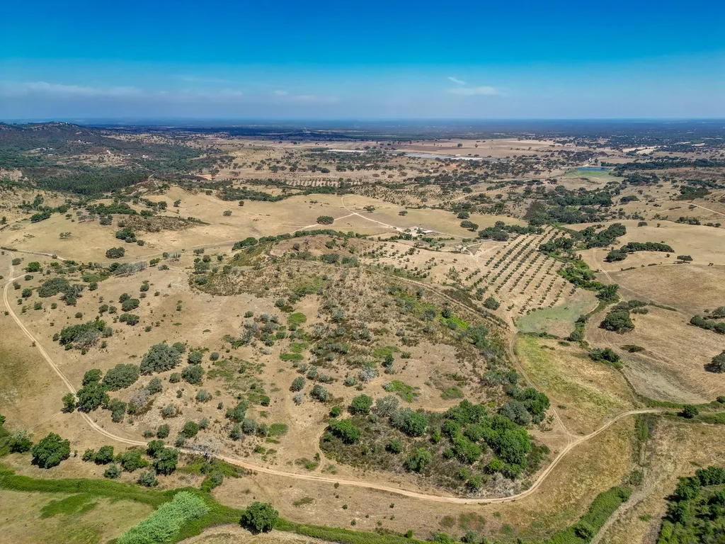 Herdade com 59,225 ha , 687m2 urbano, nascente de água, em Colos, Odemira - Image 2