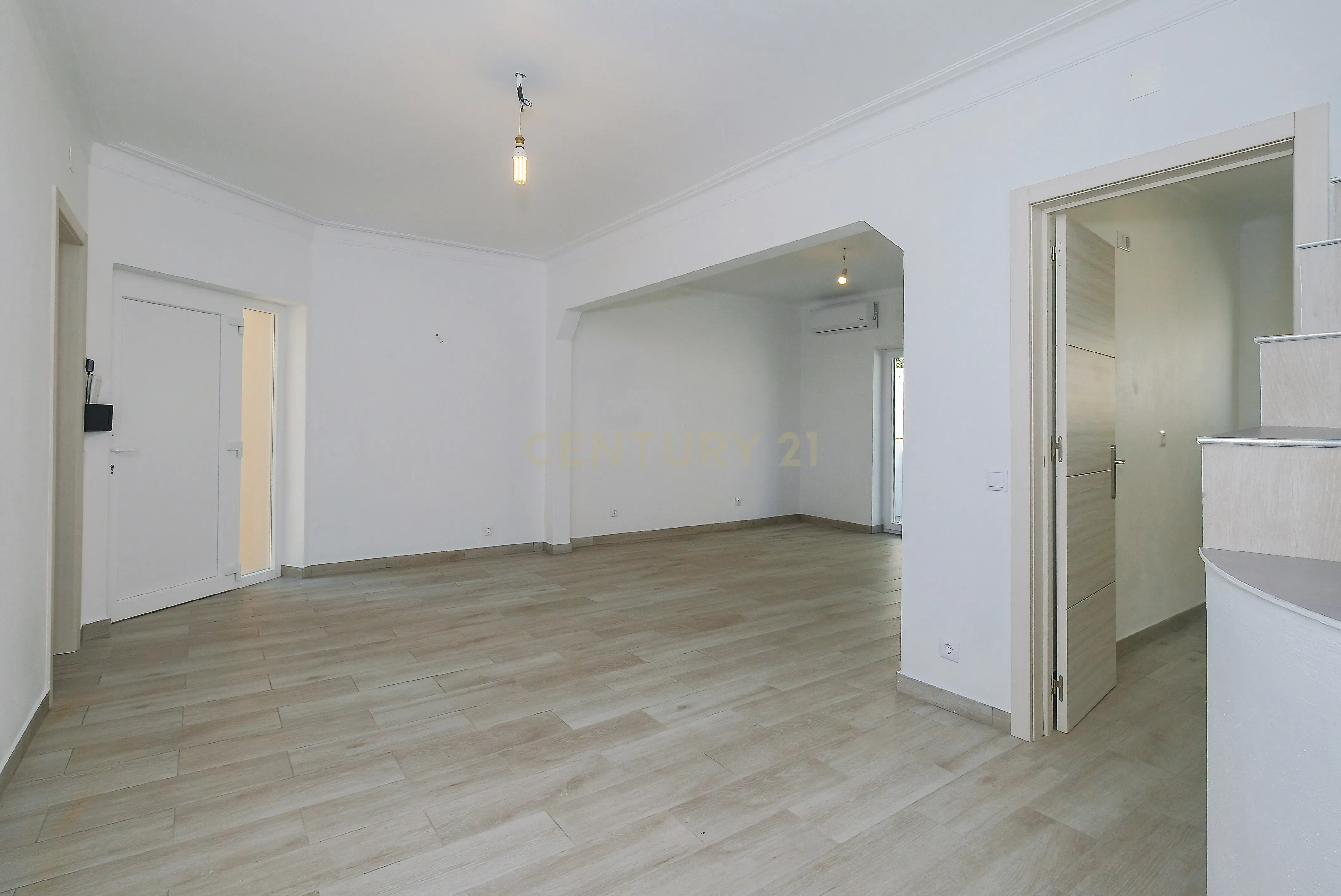 Fotografia 3 de Moradia T4 Renovada no Estoril | Conforto, Espaço e Excelente Localização
