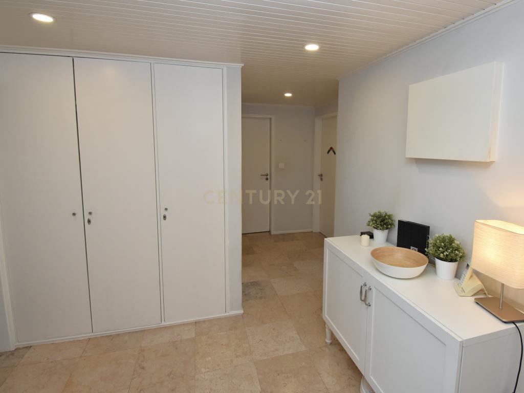 Excelente Apartamento T3 em Algés – Conforto e Localização Premium - Image 3