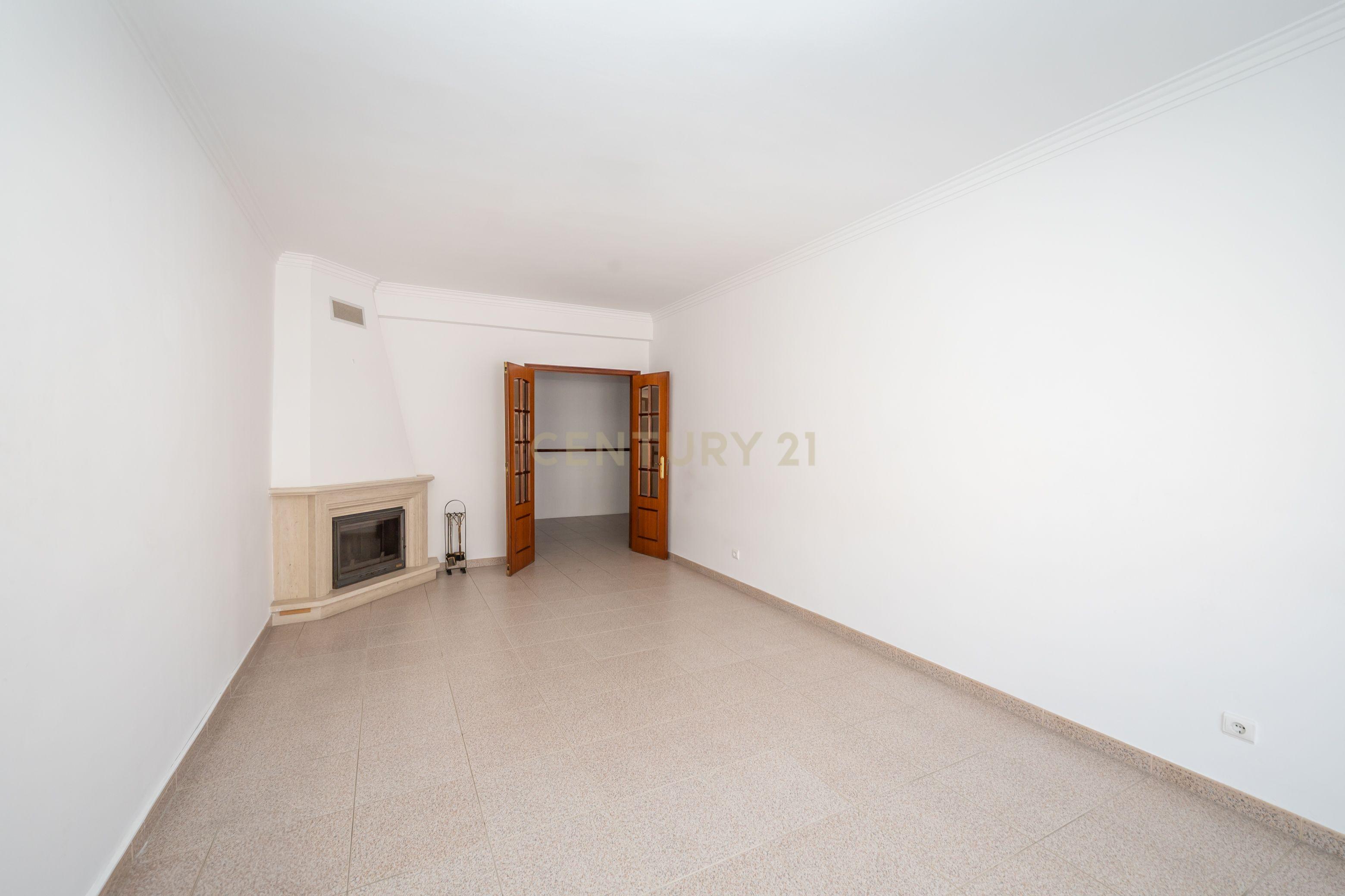Apartamento T3 para arrendamento – Quinta da Marialva, Corroios - Image 6