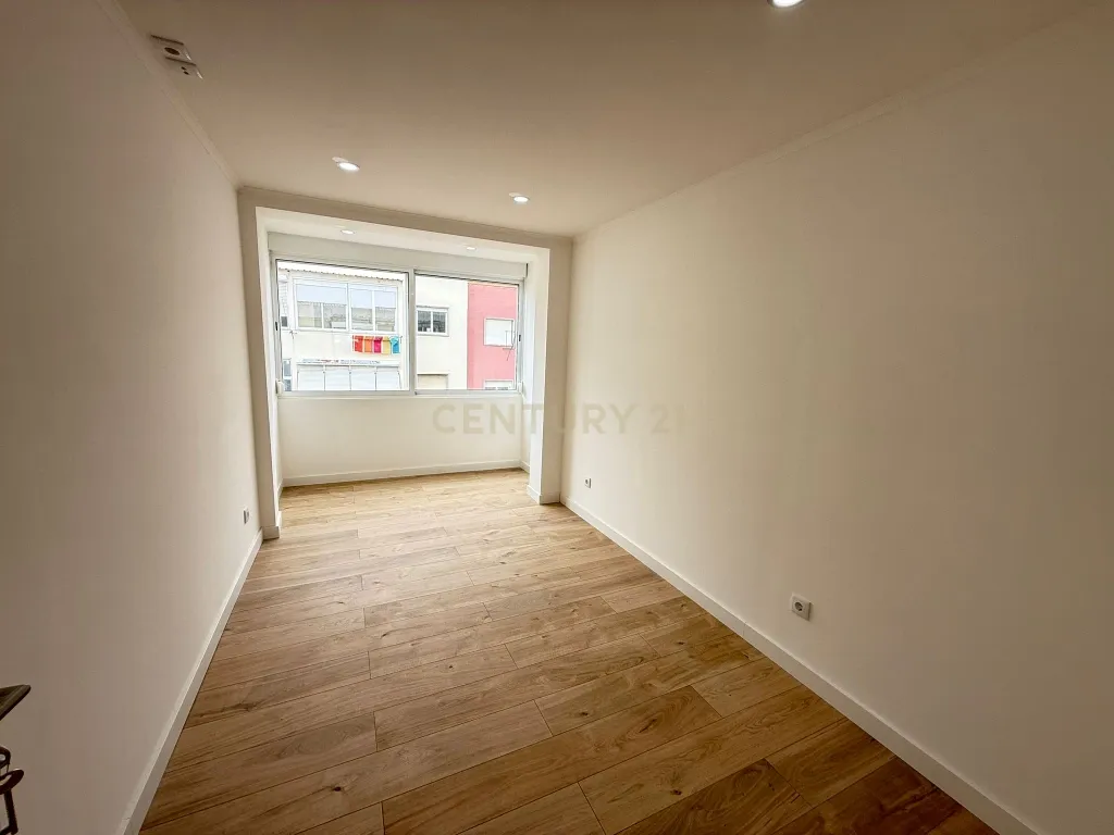 Apartamento T3 com Terraço/ Remodelação Total (Queluz) - Image 4