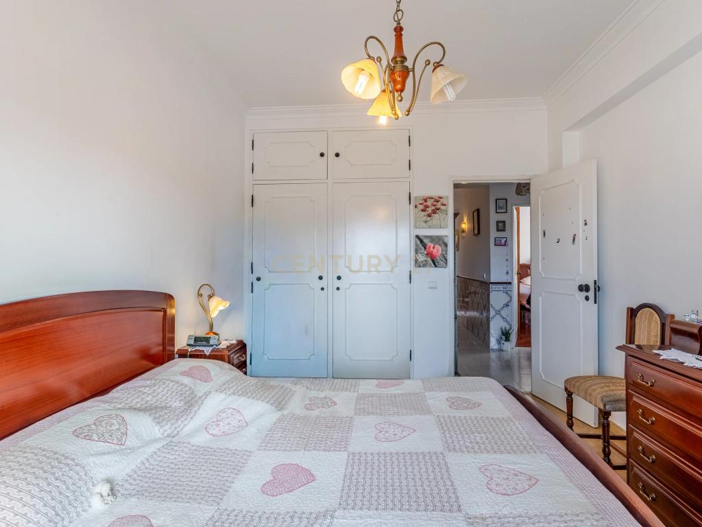 Apartamento T3 com garagem Box em Algueirão Mem Martins - Image 12