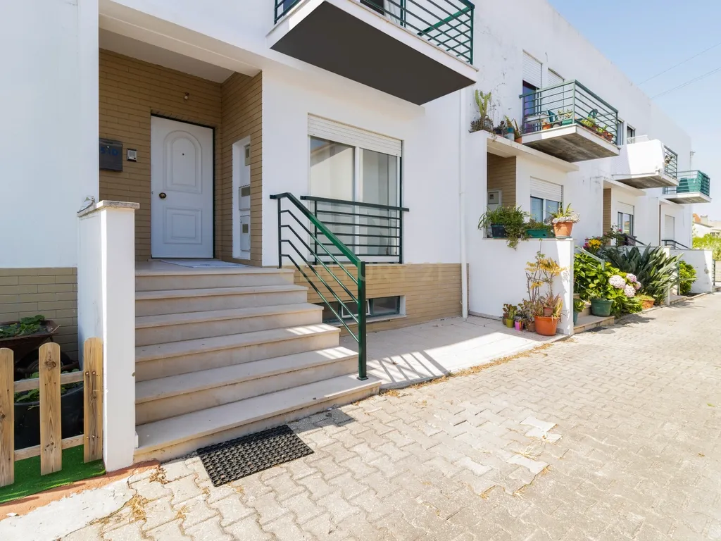 Excelente Moradia T3 , espaço exterior e garagem – Marinha Grande - Image 1
