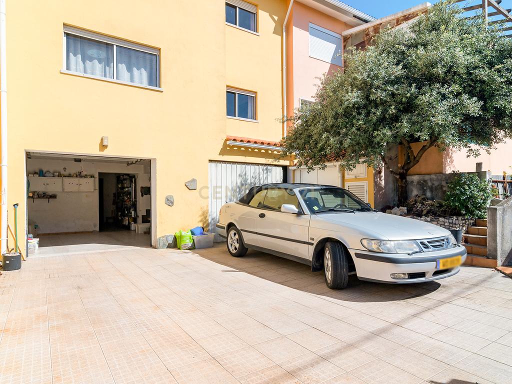 Moradia T3 em Porto Salvo | 213 m² | Garagem | Pátio e Jardim - Image 52