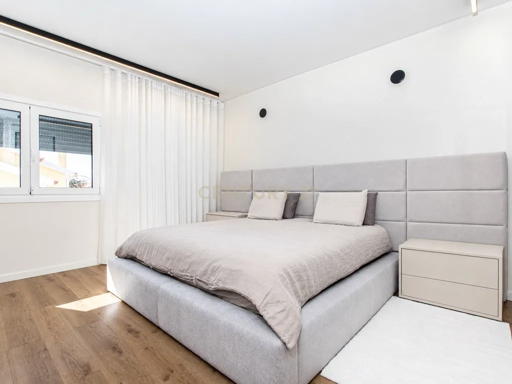 Moradia Independente T4+1 com Piscina, 321 m² de Construção e Garagem para 5 Viaturas | Albarraque, Rio de Mouro - Image 28