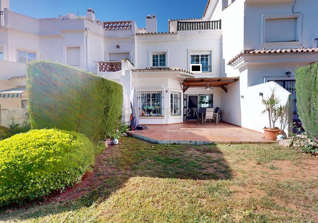 Casa Térrea em Málaga com Jardim e Piscina em Comunidade Fechada - Image 2