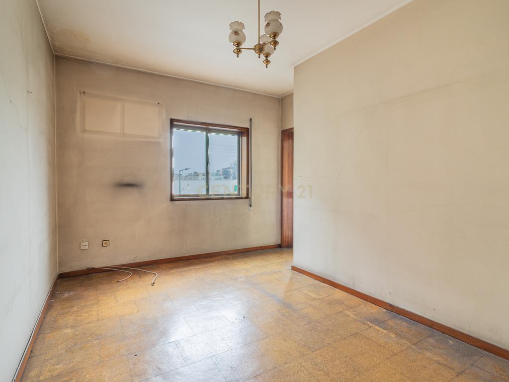 Apartamento T1 em Braga, na União das freguesias de Maximinos, Sé e Cividade em Braga para recuperar - Oportunidade Única! - Image 4